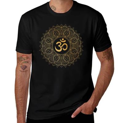 Símbolo Aum Om Ohm dourado em ornamento de mandala redondo decorativo. Camiseta camisetas para homem algodão macia camiseta estampa personalizada Camiseta