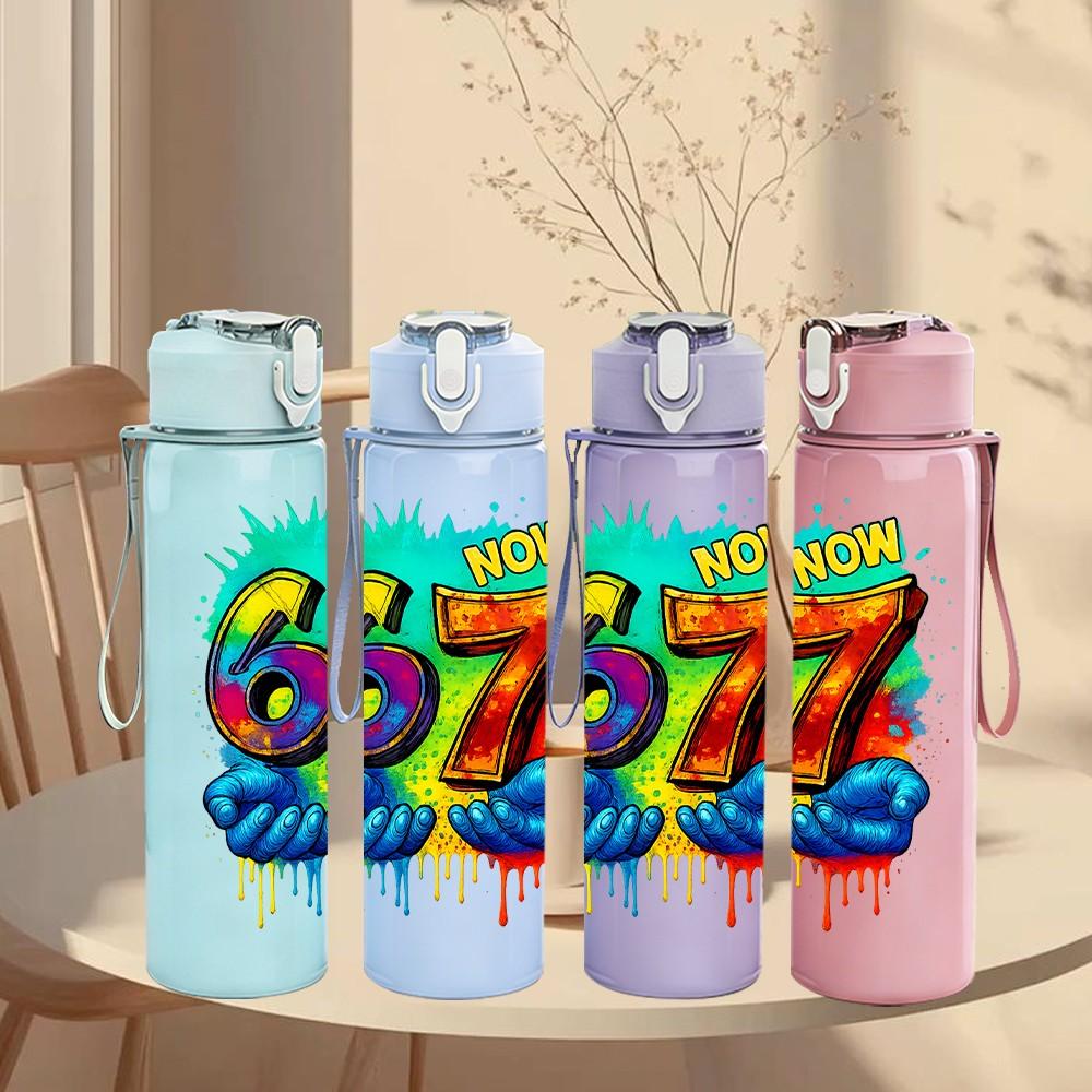 1 PZ Bottiglia d'Acqua Sportiva in Plastica Colorata 750ml con Stampa di Numeri Graffiti Sei Sette Tappo a Vite Anti-perdita con Cannuccia Pieghevole Adatta per Sport Ufficio Uso Domestico