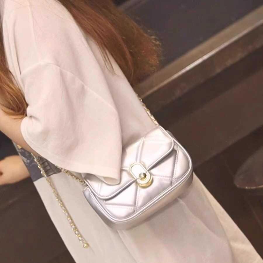 Bags, women's messenger bags, fashionable and versatile trendy small square bags, design sense niche chain bags.