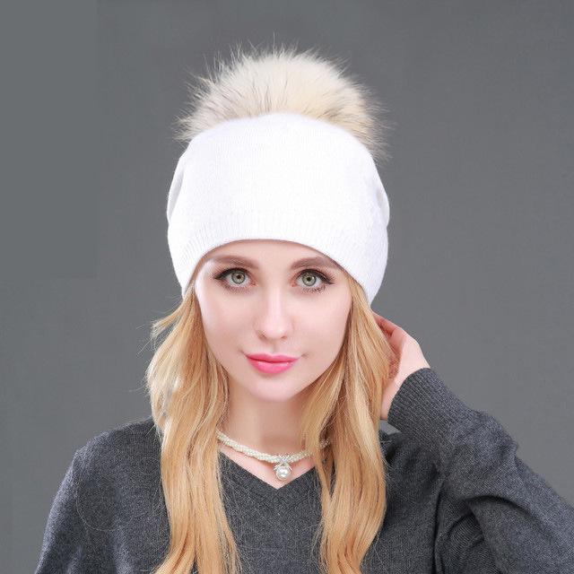 

Осінньо-зимова жіноча в язана вовняна шапка з помпоном з хутра єнота - Стильна, тепла, дизайн пуловера.