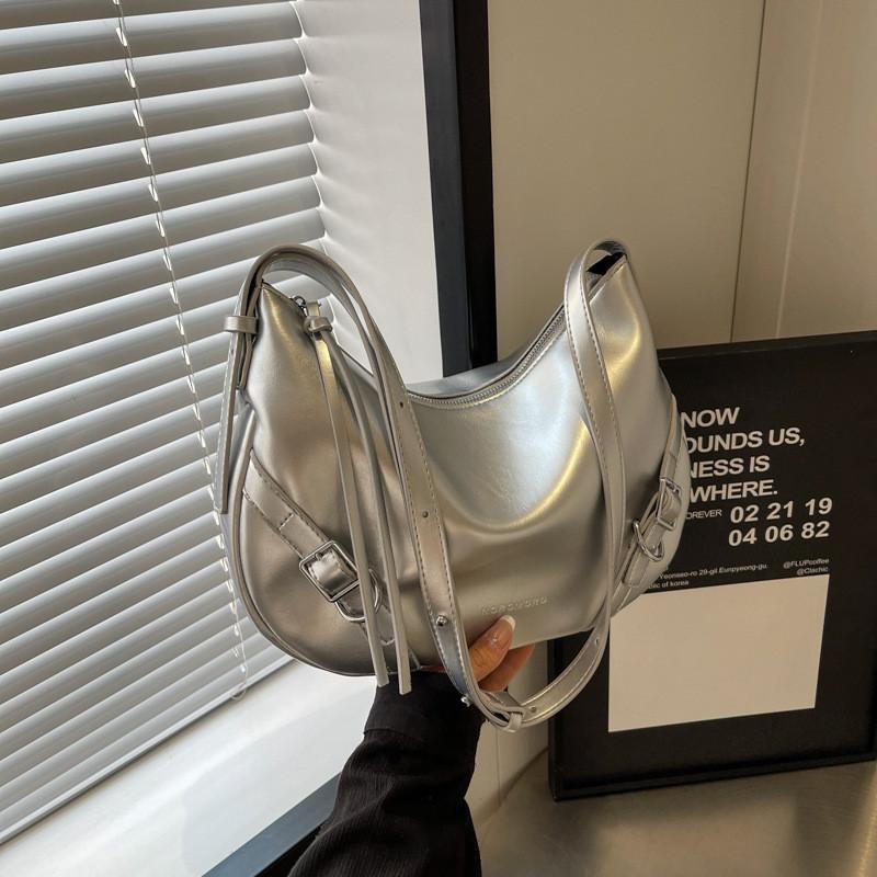 IELGY large-capacity commuter armpit bag, women's silver trendy fashion niche shoulder bag, textured versatile messenger bag