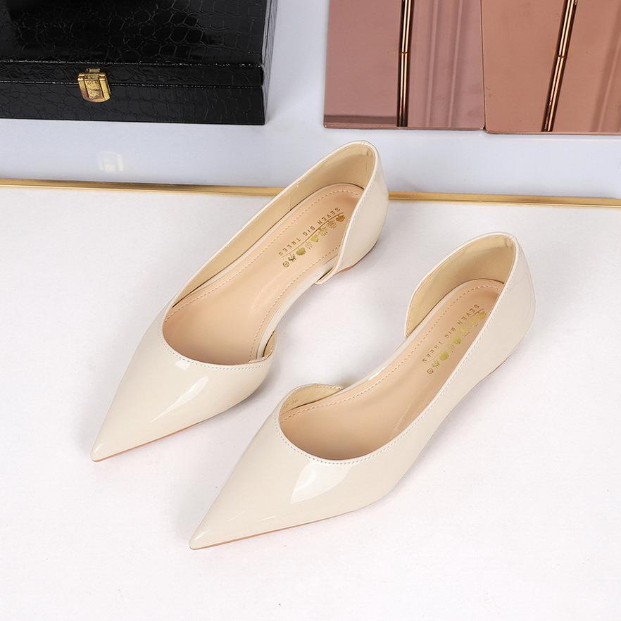Spitze Damenschuhe, innere Höhe des Keilabsatzes, Lackleder, glänzende Seite Luft, flacher Mund Französische Single-Schuhe, zeigen ein dünnes Pedal