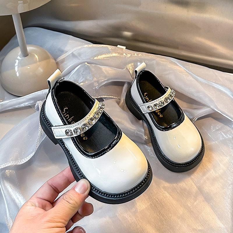 Dívčí kožené boty Černé lesklé Vystoupení Dětské baleríny Kulatá špička Měkká podrážka 2025 Nové Dívčí princeznovské boty Lesklý krystal