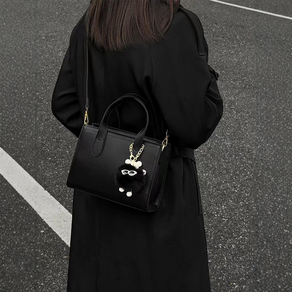 This year's popular women's bags 2024 autumn and winter new large-capacity commuting shoulder handbags textured small square bags