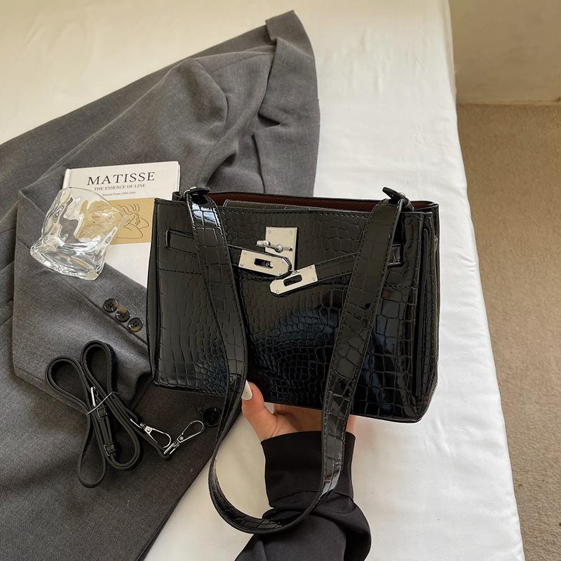 Retro high-value armpit bag women s new fashion women s bag niche fashionable simple women s shoulder bag