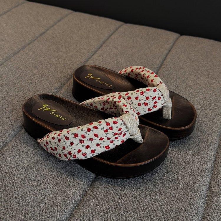 French Retro Cool Slippers Women Wear 2025 New Fairy and Wind Small Thick Bottom Versatile Holiday Flip-flops