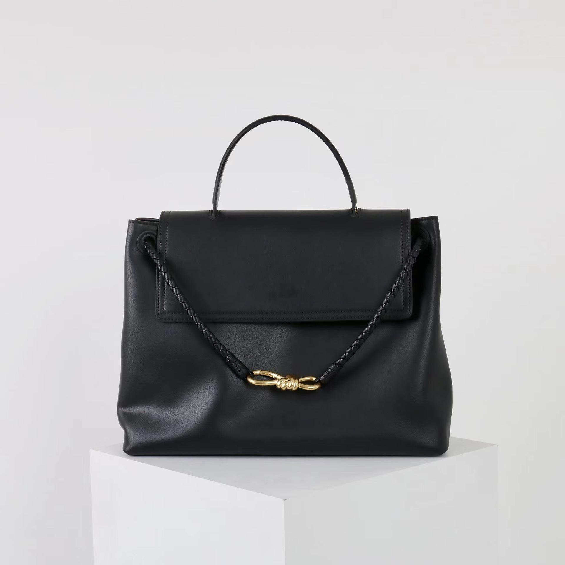 

2025 Новая B Сумка-тоут из гладкой кожи, узел-бабочка, металлическая пряжка, сумка с узлом из веревки, модная, для отдыха, универсальная, легкая роскошь 33x13x26cm чёрный