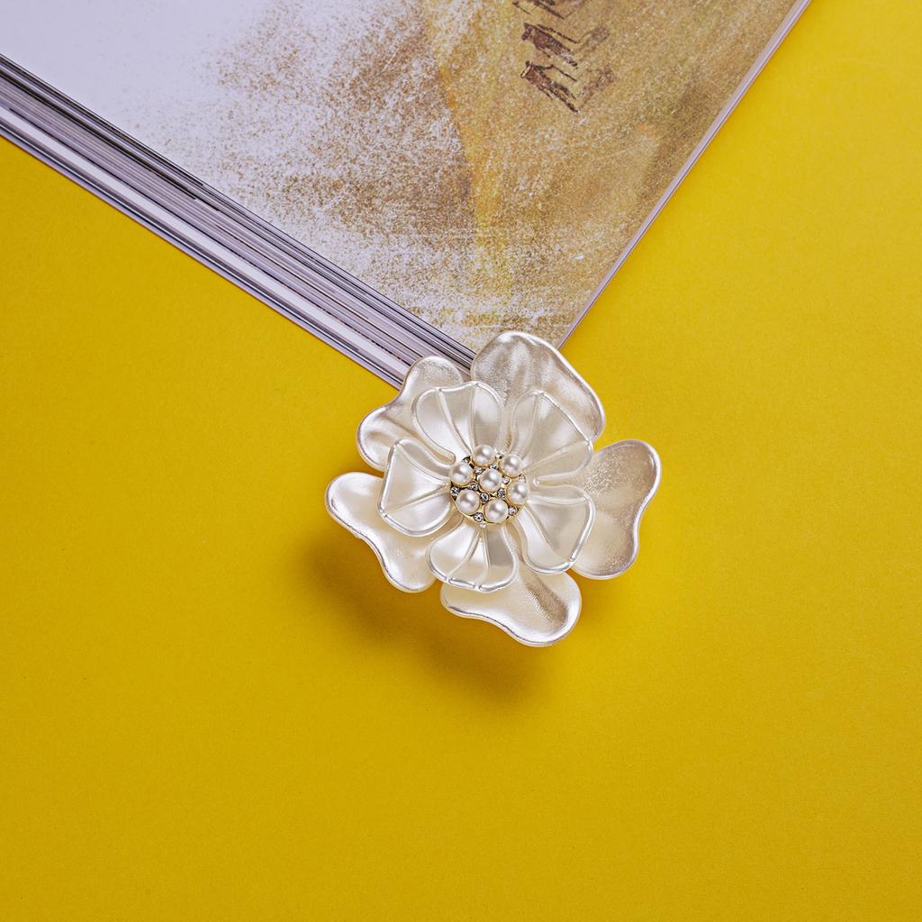 Fashion Camellia Flower Brooch Classic Scarf Pin Elegant Clothing Accessory with Pearl Detail Suitable for Various Outfits and Occasions