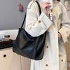 Retro versatile tote bag women's large-capacity work commute armpit bag 2025 new casual simple women's bag