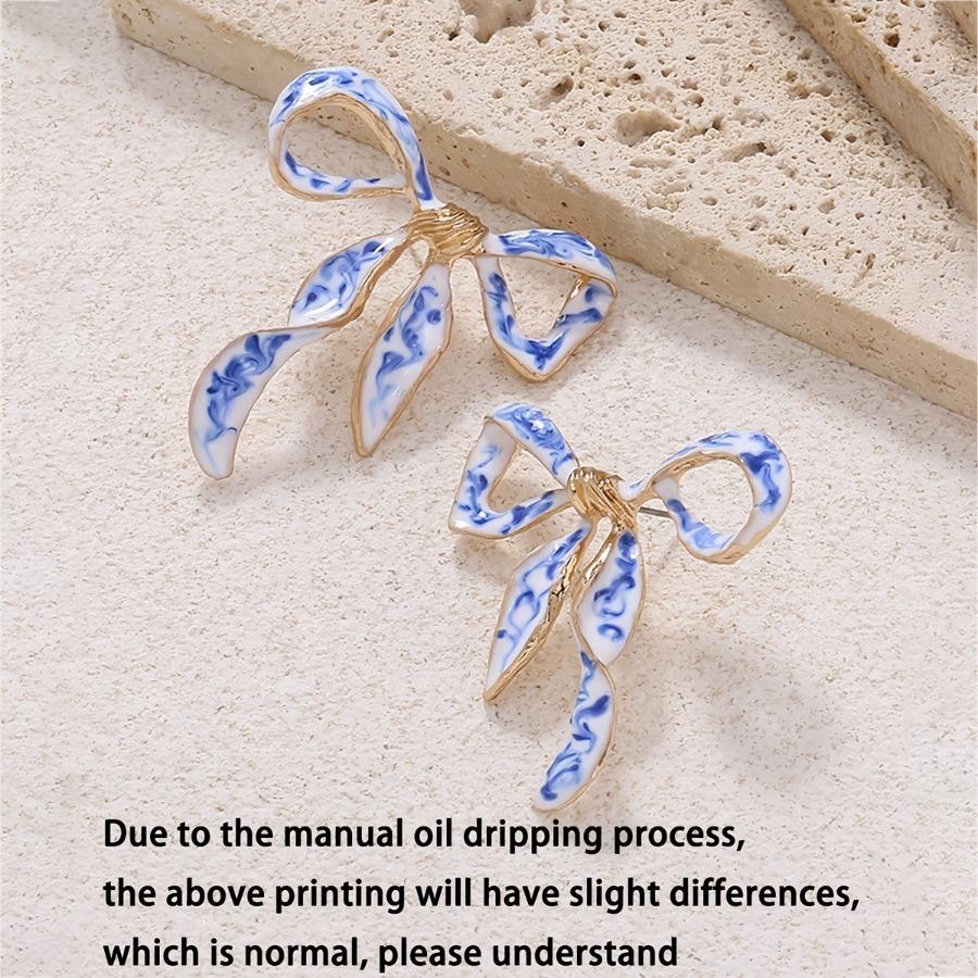 2pcs Fashionable and Elegant Bow-Shaped Earrings with a Simple Blue and White Porcelain Pattern Design.