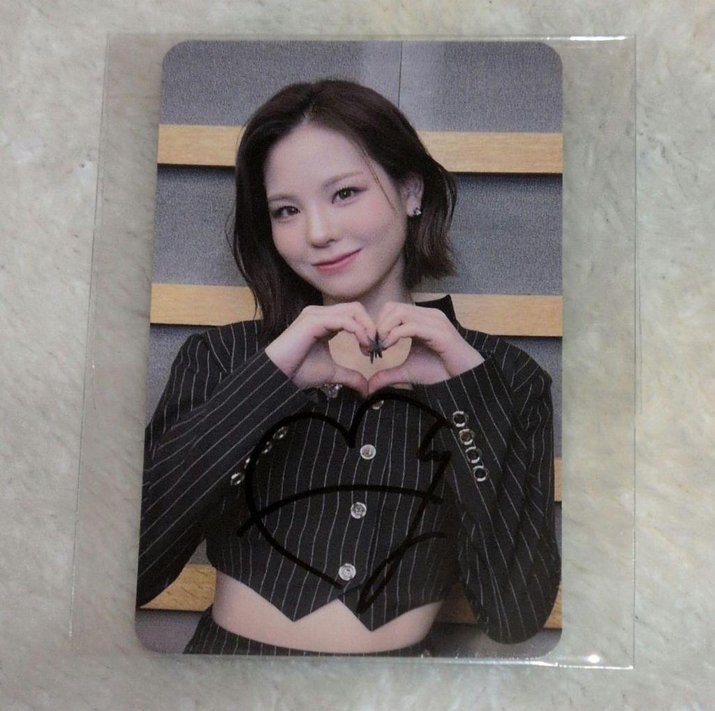 [USED] NiziU AWAKE Mako Venue-exclusive Scratch-off Autograph Photo Card Trading Card