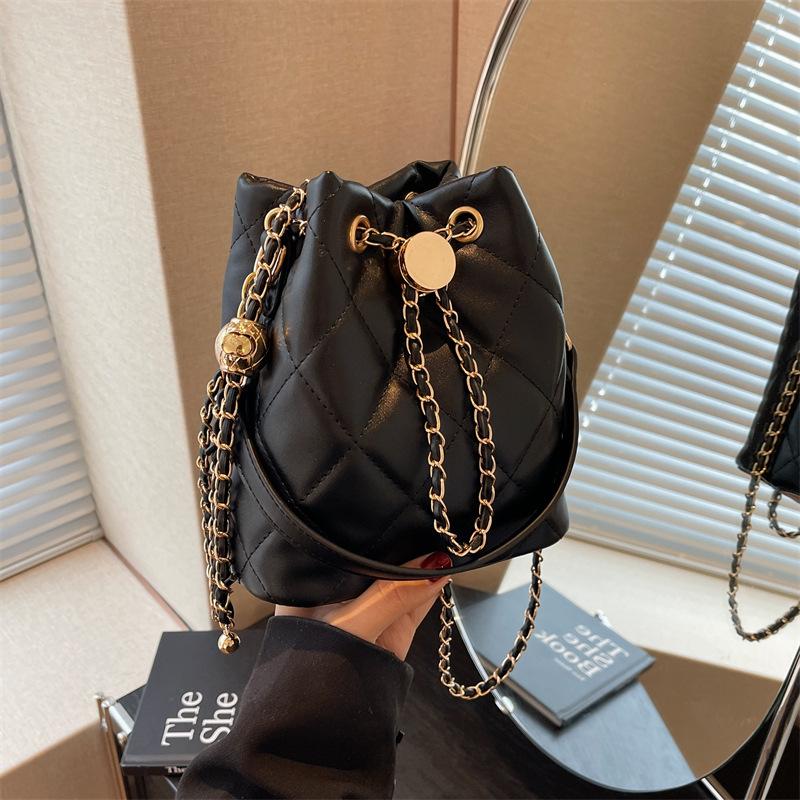 Bag women's high-end sense niche texture handbag 2025 new diamond chain bag fashion messenger bucket bag