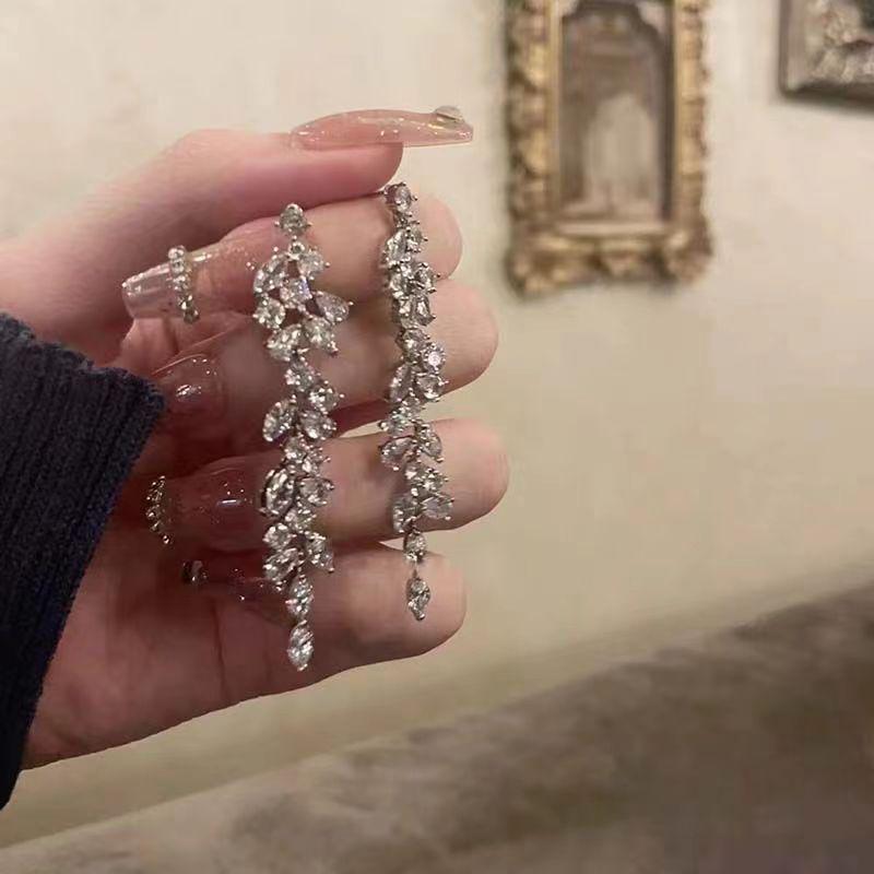 

Роскошные геометрические серьги с длинной кисточкой, серебряной иглой S925 и сверкающим цирконом