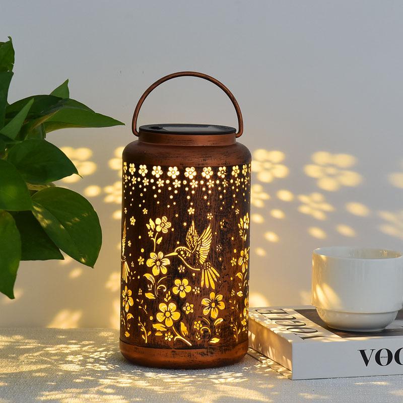 Kolibri Solar Laterne für Außen: Wasserdichtes Schmiedeeisen Hohldesign für Innenhöfe