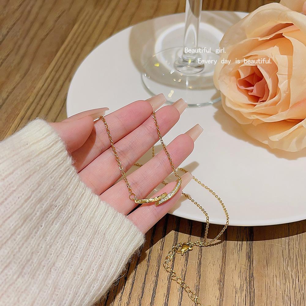 Minority Design Sense Geometric Titanium Steel Necklace Feminine Temperament Simple Pendant Clavicle Chain with 100 Accessories.