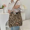 Damen Plüsch Leopard Umhängetasche Trendige Tragetasche Große Kapazität Stilvolle Lässige Crossbody-Tasche Outdoor Reisetasche CLE