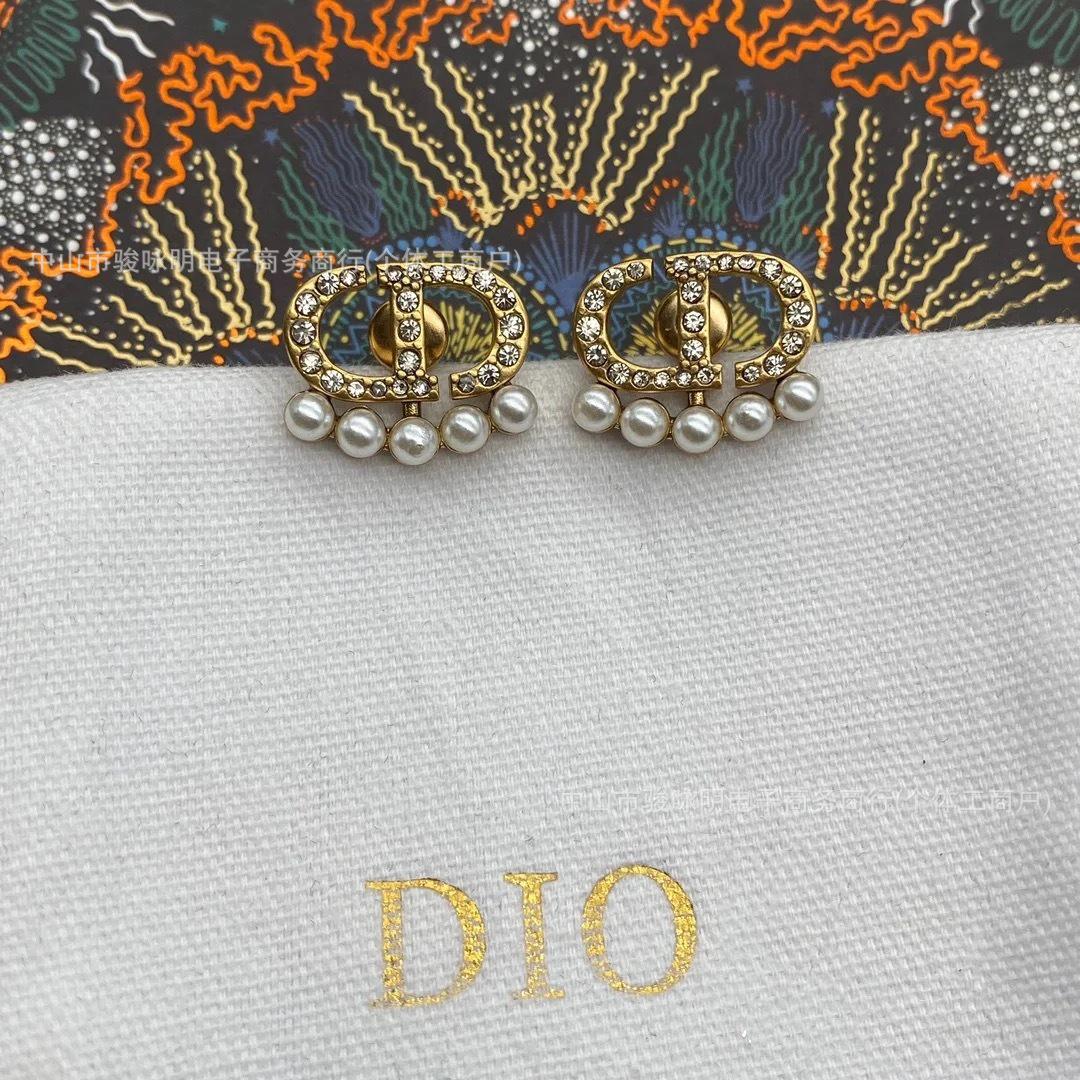 Старинные бронзовые серьги-гвоздики с жемчугом и инкрустированными бриллиантами