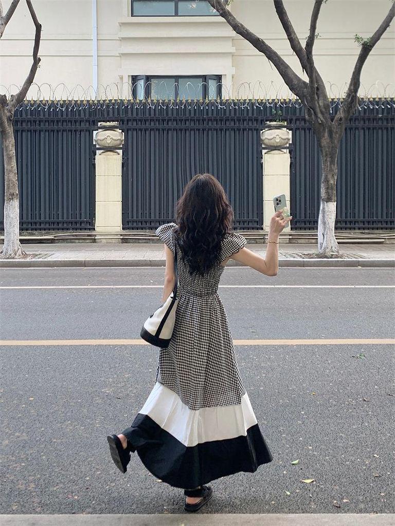 Damen Sommer 2023 Kariertes A-Linien-Kleid mit Kontrastfarbe und kurzen Flatterärmeln