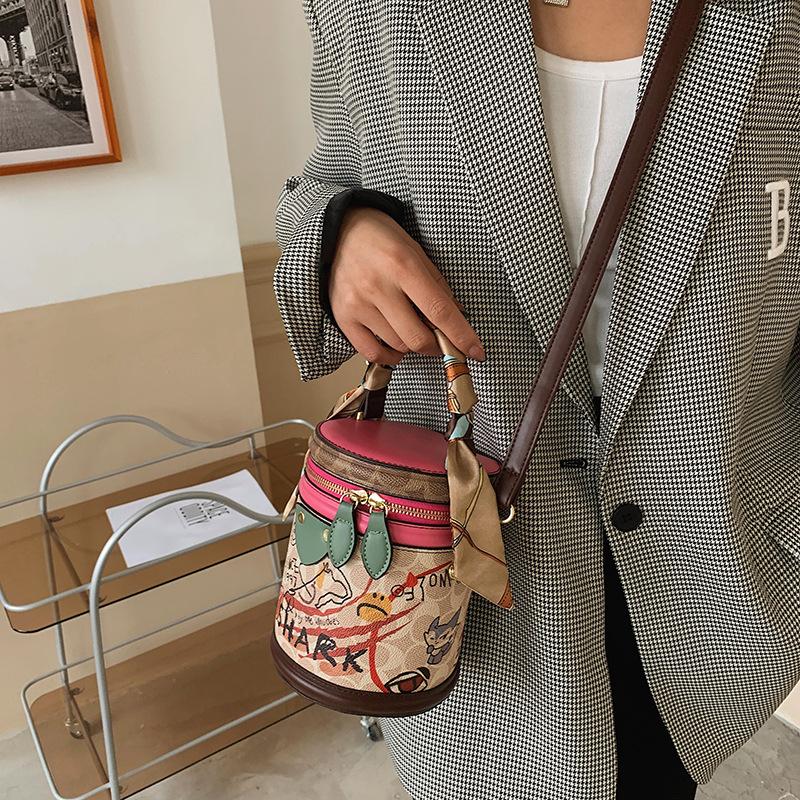 Pu Bag Women's Bag New Korean Version 2025 Fashion Printing Cartoon Bear Cute Girl Foreign Style Portable Cylinder Bag