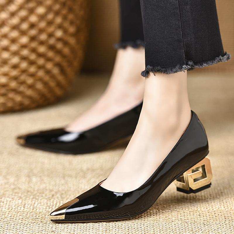 

French patent leather metal pointed single shoes 2025 new light mouth commuting fashion versatile celebrity style thick heel middle heel shoes 40