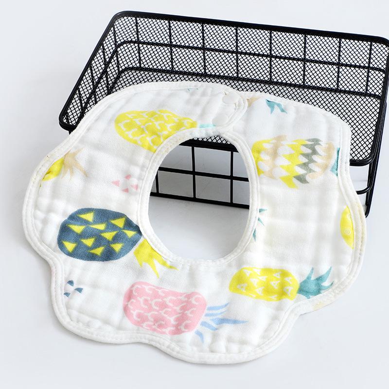 

Детский нагрудник из хлопчатобумажной ткани в полоску