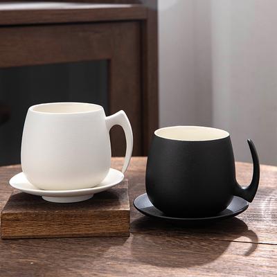Kreativní keramický kancelářský hrnek Kreativní boutique keramický kancelářský hrnek Hrnek na kávu s podšálkem Lehký luxus Retro kancelářský nový