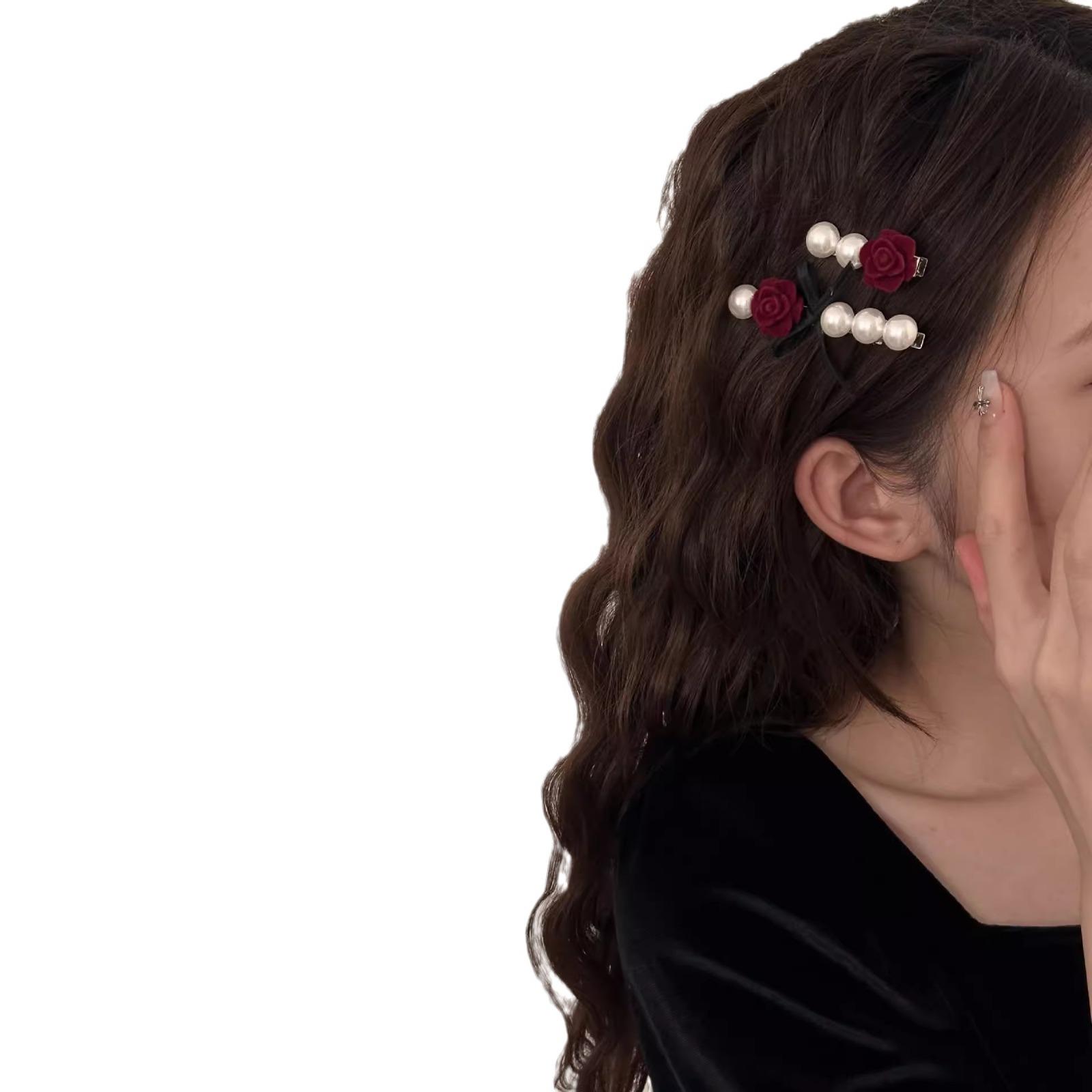 

2 шт. Французские ретро заколки для волос с жемчугом и розой - Бархатные заколки-уточки для боковых прядей и задних волос для женщин, Элегантные аксессуары для волос 2PCS красный