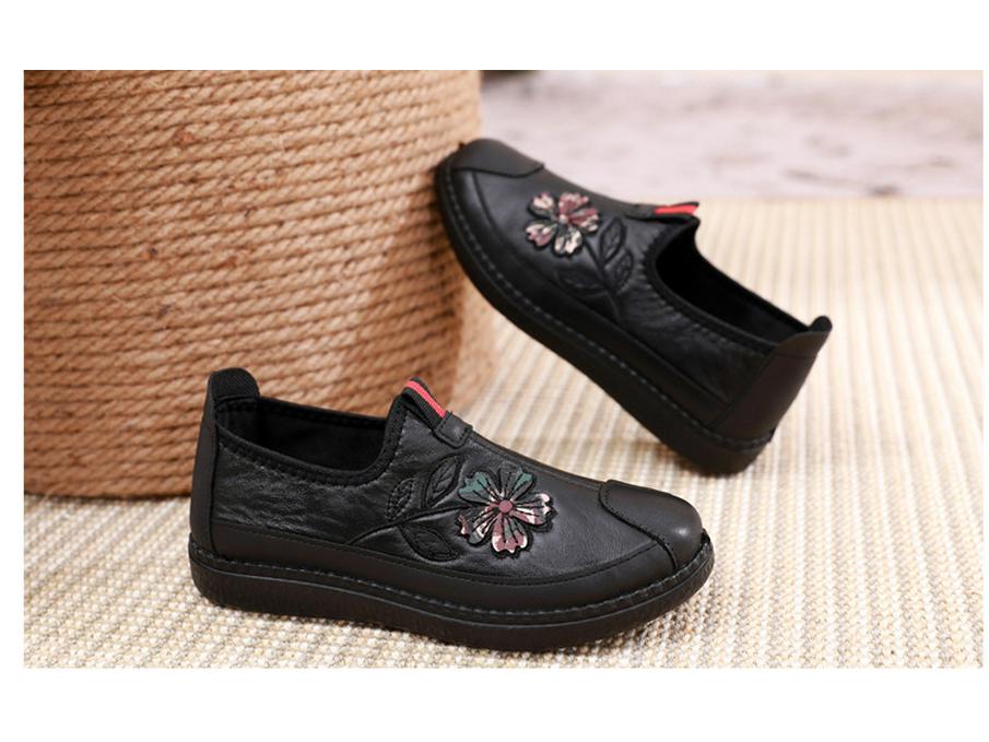 Spring & Autumn 2025 Women's Non-Slip Soft Sole Slip-On Shoes: Comfortable, Wear-Resistant Casual Footwear for Middle-Aged & Elderly Moms.
