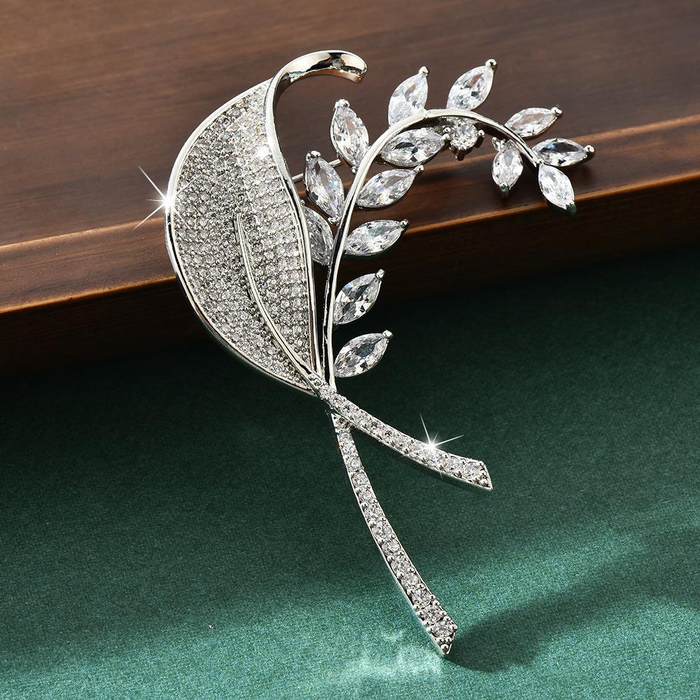 High-Grade Classic Micro-Inlaid Zircon Green Gradual Change Ginkgo Biloba Brooch Temperament Natural Pearl Leaf Pin Female