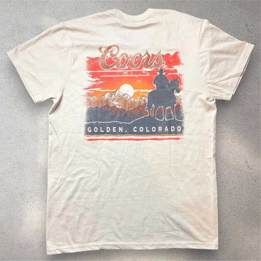 Coors Banquet Herren Grafik T-Shirt Medium Creme Cowboy Sonnenuntergang Golden Colorado