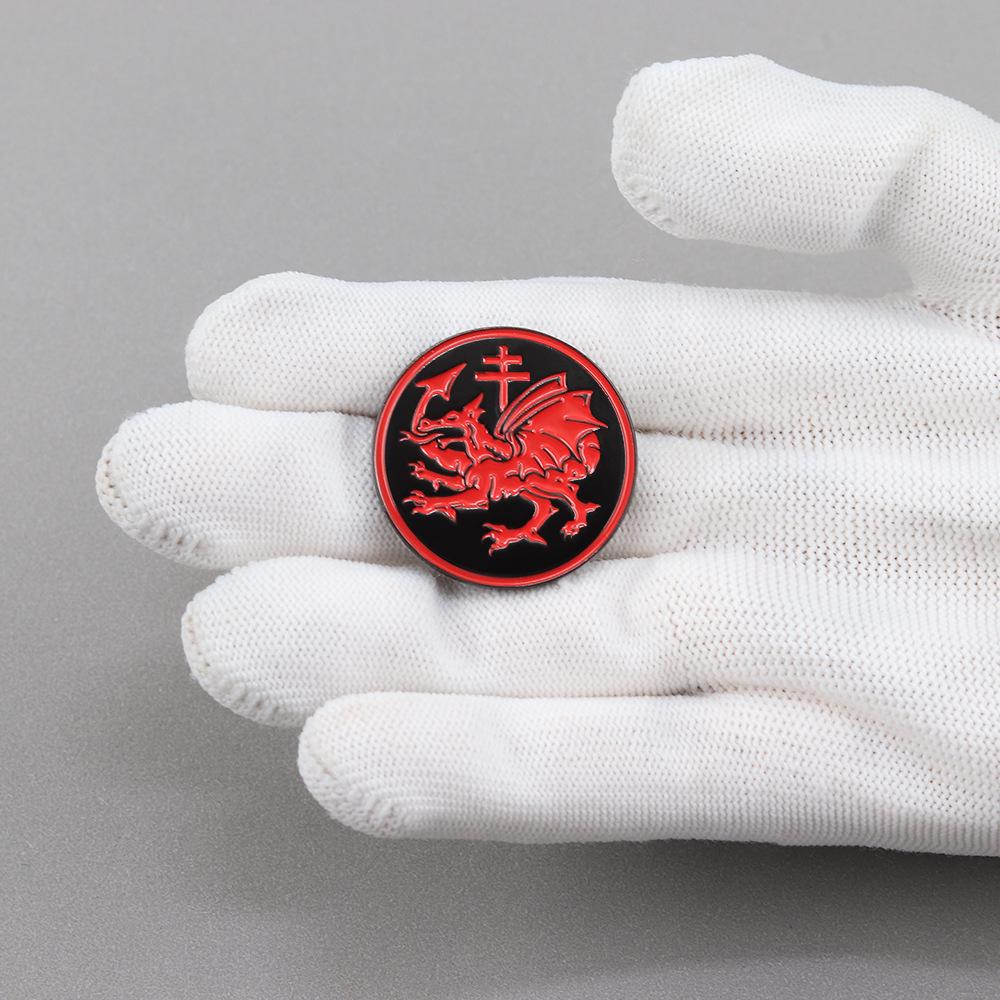 Dracula Vampir Anstecker: Geheime Drachenritter Emaille-Brosche & Fächer-Geschenkabzeichen