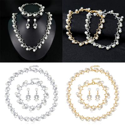 Set di gioielli da donna con perle finte, collana con strass, orecchini a bottone, bracciale