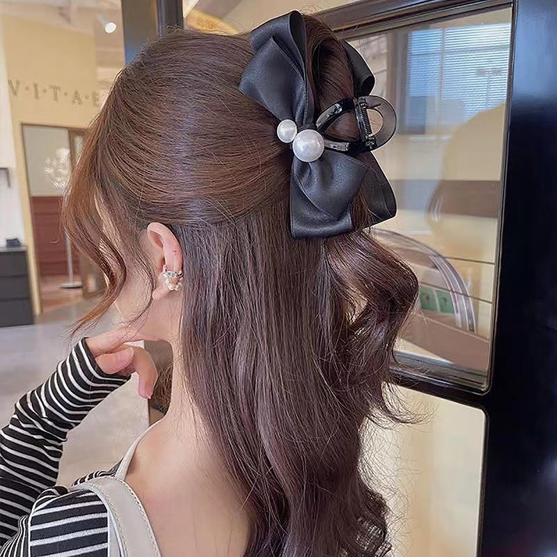Nuovo fermaglio per capelli in raso con fiocco grande e perle in acrilico per donna, moda coreana, accessorio per capelli con forcina per capelli a cucchiaio con cerniera posteriore avanzata.