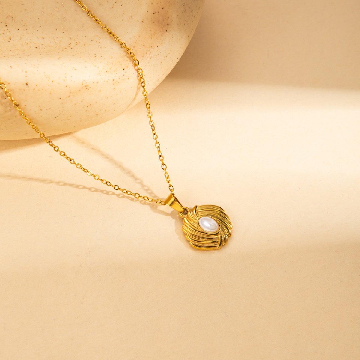 

Pearl-Inlaid Gold Hexagonal Titanium Steel Necklace - Retro, Luxurious, Colorfast Design золотой