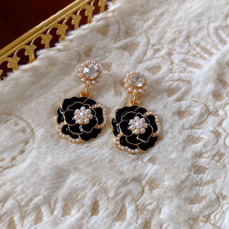Silver Needle Diamond & Pearl Flower Stud Earrings - French Retro Fashion Design for Women.