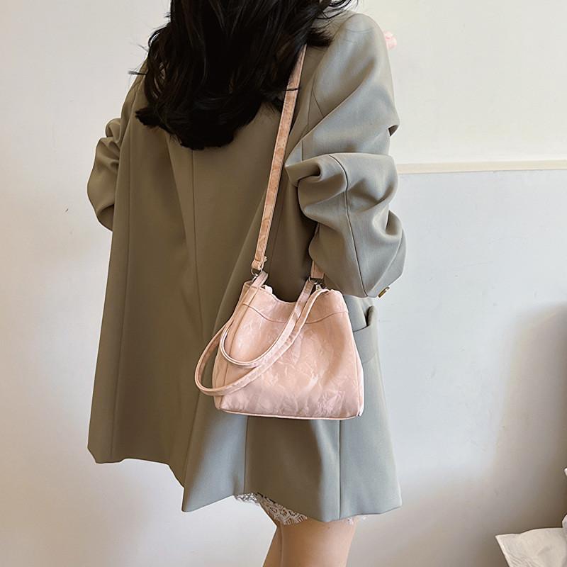 Chic Spring 2024 Fashion Underarm Bag Stylish Commuter Crossbody Bucket Bag For Women