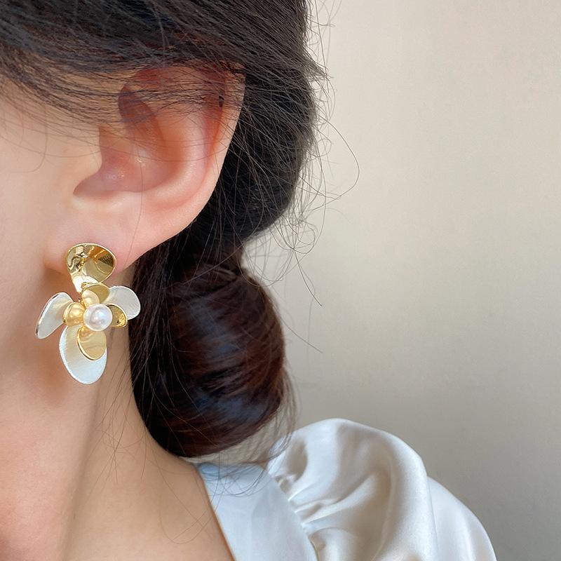 Sterling silver needle contrasting color flower pearl stud earrings women's real gold electroplating high-end earrings niche temperament ear jewelry