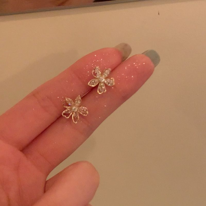 

Hollow-out Shiny Zirconium Flowers Suitable for Spring Earrings High-Grade Elegant Earrings Women Niche Design Earrings 925 silver needle-golden flower pair