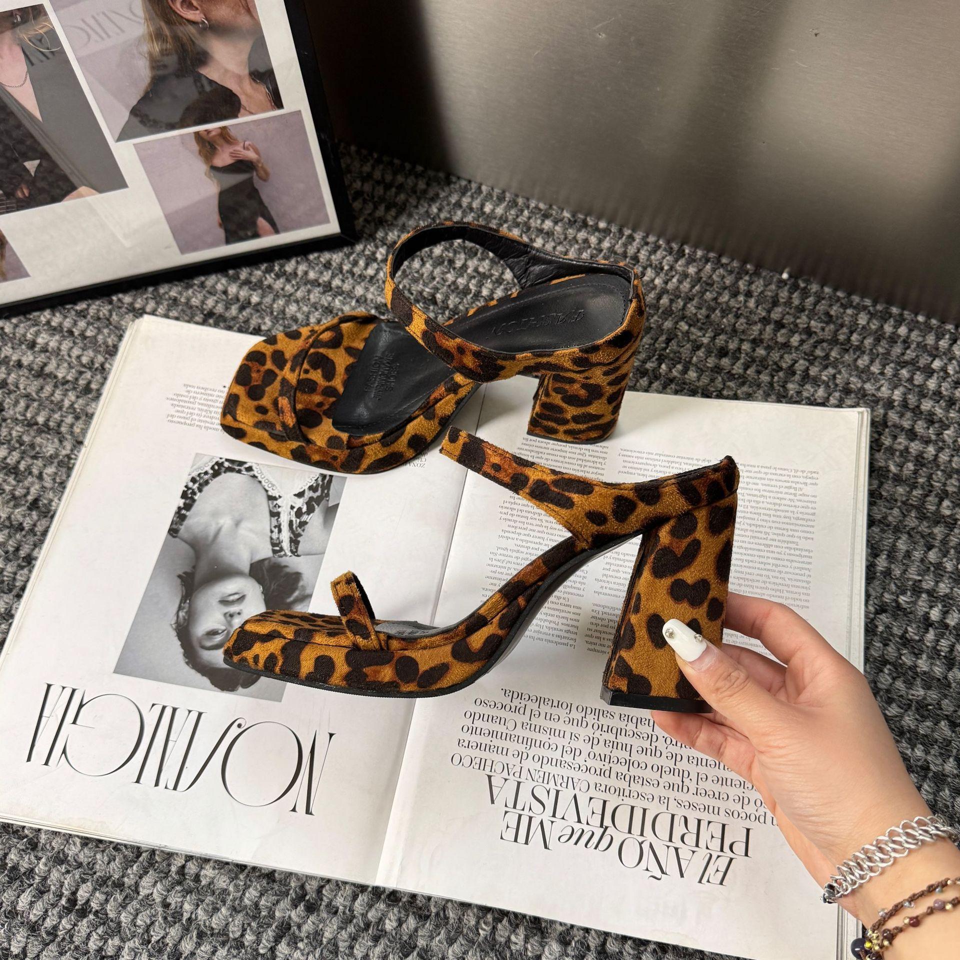 

French temperament word with thick heel open toe cool slippers women summer wear waterproof table leopard print beautiful high heel sandals women 39 цветной печати леопарда