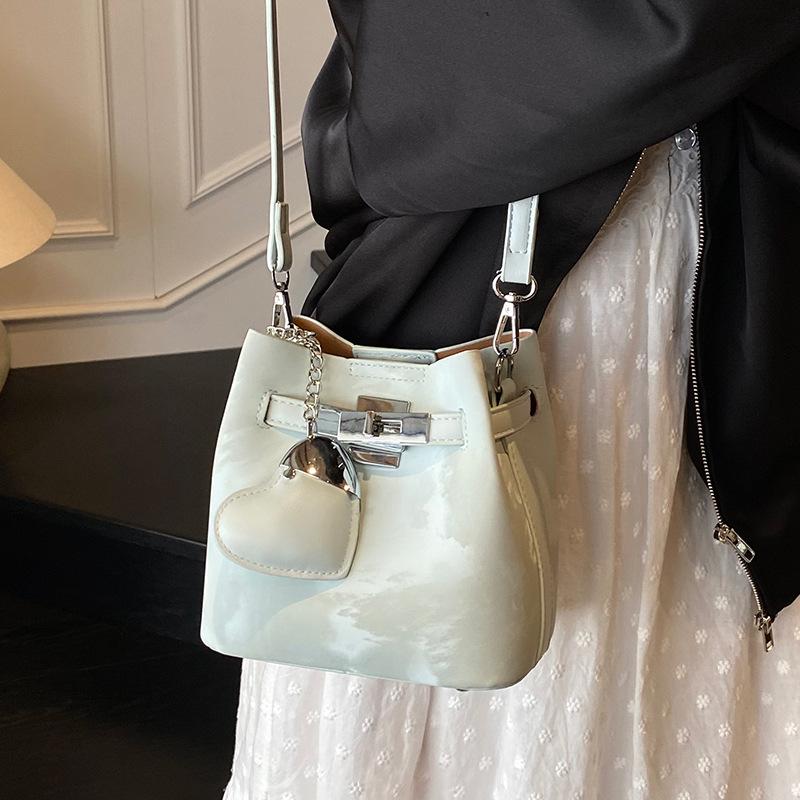 Spring and summer new Korean fashion high-end texture bucket bag niche design fashionable commuter versatile messenger women's bag