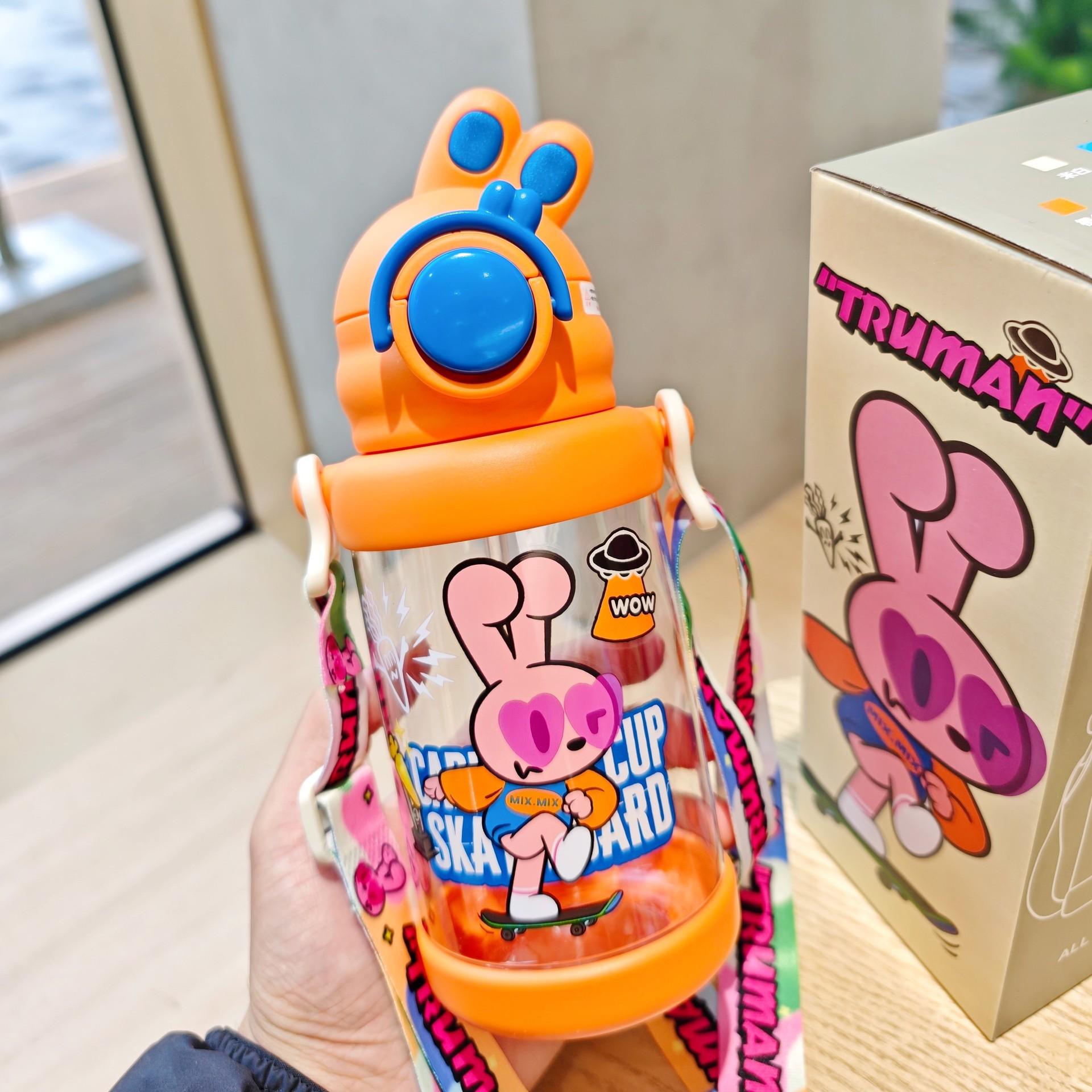 

Новый милый наклонный кролик пластиковый стаканчик детский стаканчик портативный стаканчик с трубочкой привлекательный горизонтальный ремень с откидной крышкой подарочный стаканчик 650ml