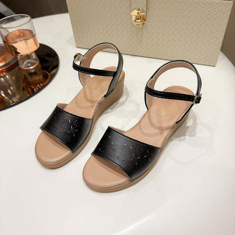 

Medium slope heel sandals women s summer non-slip outer wear beach shoes sports skirt 35 чорний