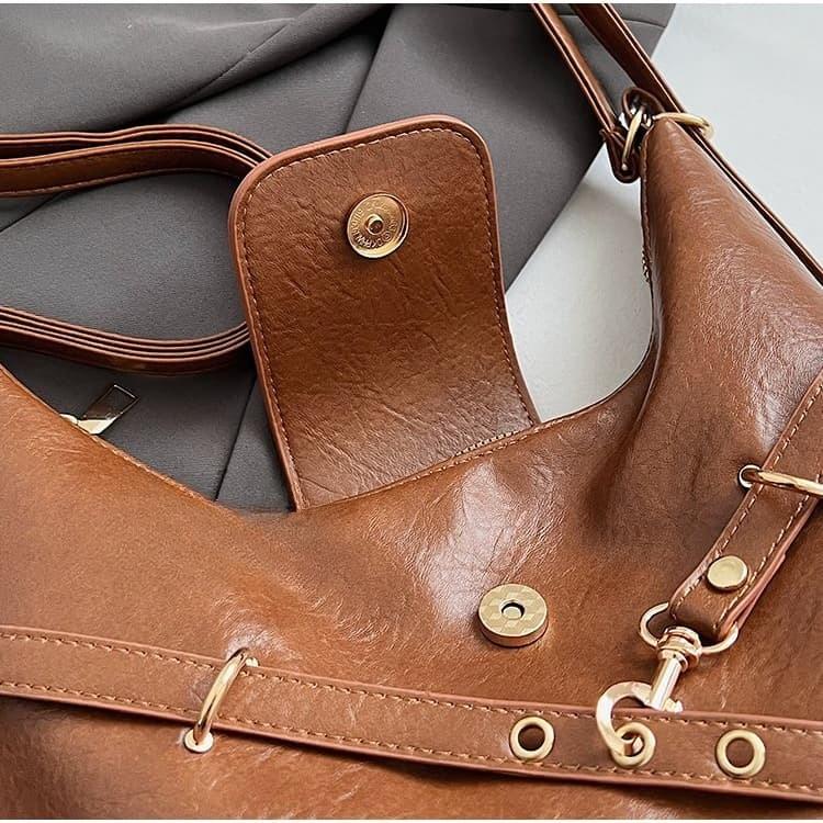 Portable casual handbag for short trips with one shoulder