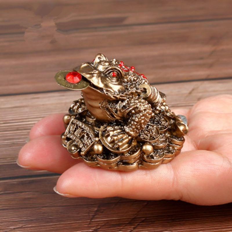 

1Pc Feng Shui Toad Money LUCKY Fortune Wealth Chinese Frog Toad Coin Home Office Decoration Tabletop Ornaments Lucky