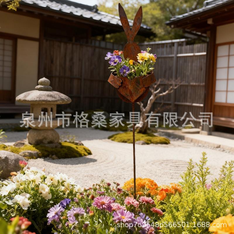 Vintage Style Rusted Metal Rabbit Garden Stake with Heart-Shaped Planter Decoration for Outdoor Lawn Patio Yard Use