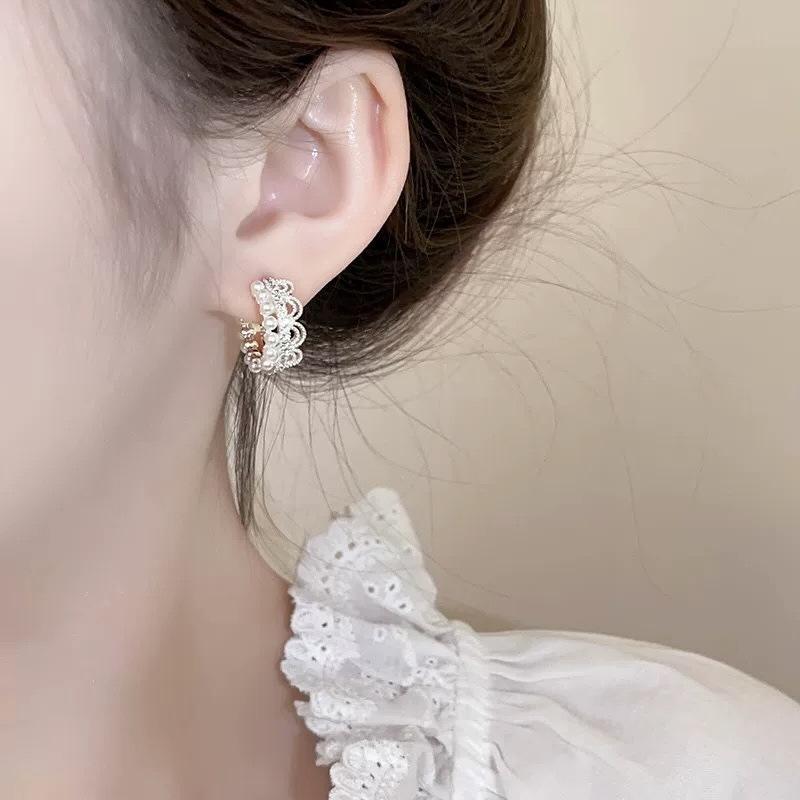 Lace lace pearl earrings, earclips, light luxury, high-end fashion, versatile ear buckles, simple temperament, fashionable silver earrings.