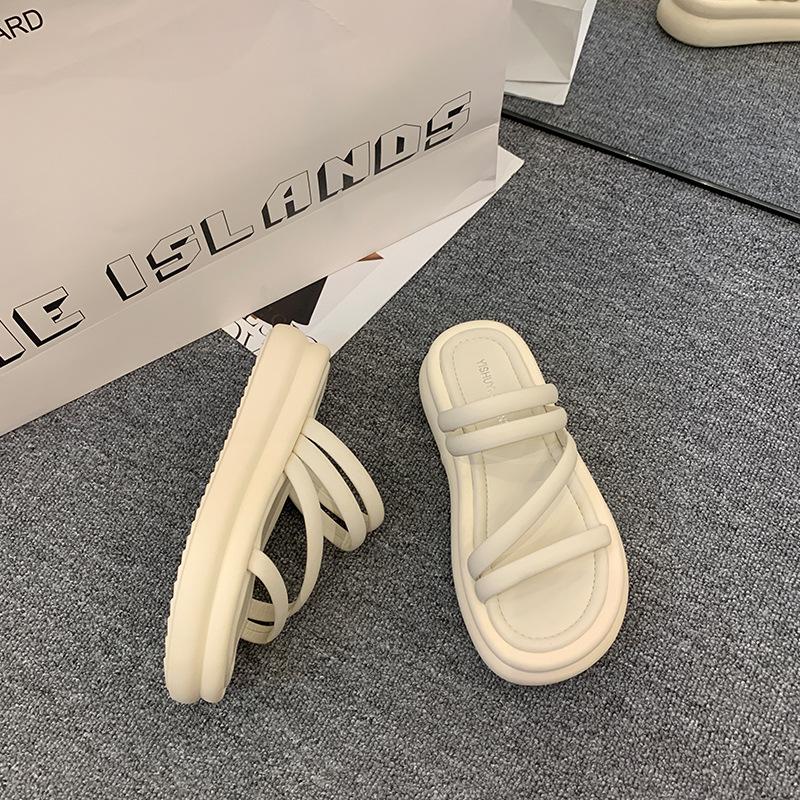 Internet Celebrity Popular Slippers Muffin Bottom Beach Cool Slippers Women Wear 2025 Summer New Solid Color Sandals Stepping On Shit Feeling