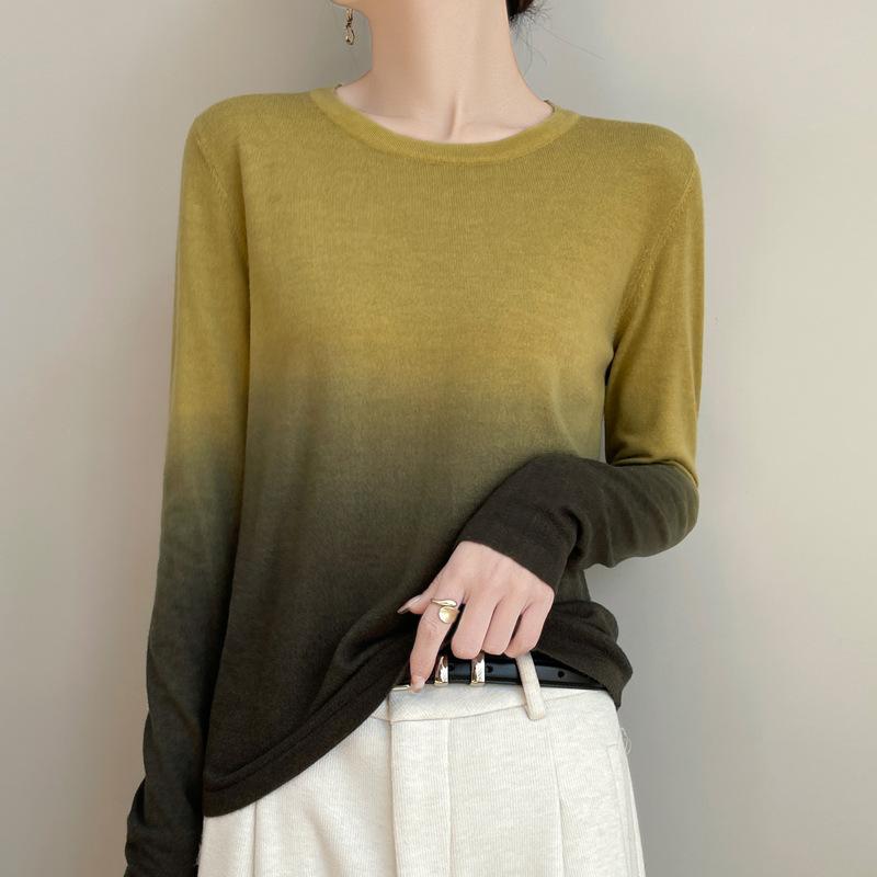 Ein neuer Frühlingsstil Rundhals-Strickpullover mit einem Farbverlauf-Design und einer lockeren Basisschicht