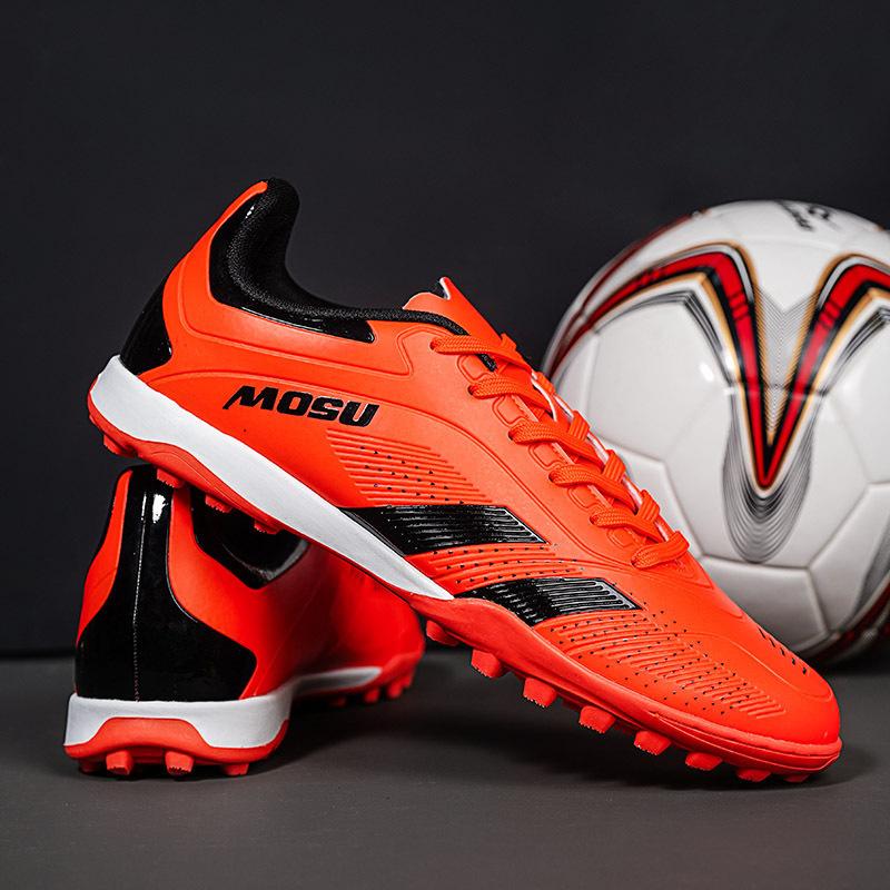 A pair of football shoes for men's low-top children and students with long nails, artificial grass training shoes, broken nails, sports shoes.