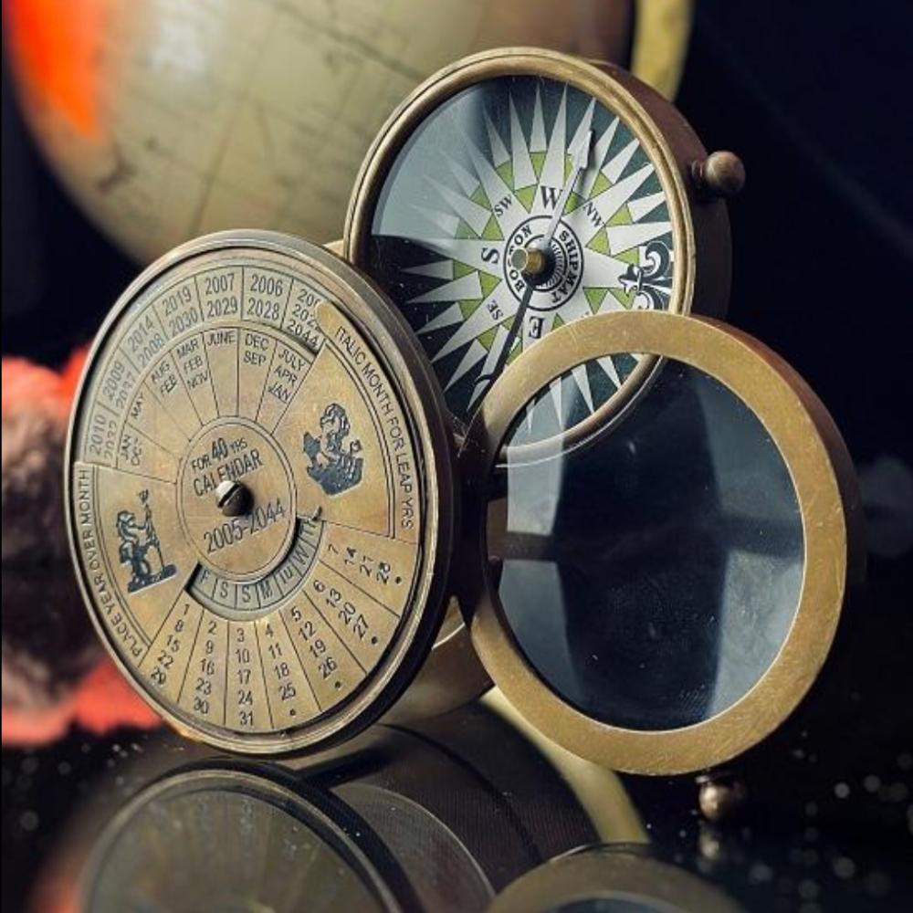 

Винтажный морской латунный 40-летний календарь с увеличительным стеклом и компасом (7 см) как